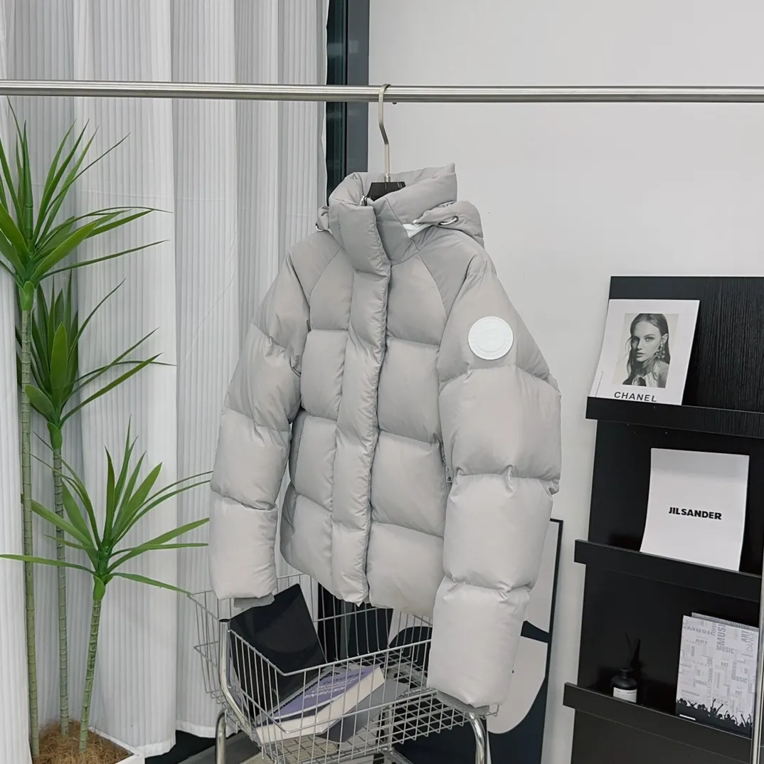 P760 [Moonlight Lime] Style number: Y109 𝘾𝘼𝙉𝘼𝘿𝘼 𝙂𝙊𝙊𝙎𝙀/Canada Goose 2602LB1 Capsule Series Macaron Parka Size: XS S M Down: National standard 80% white duck down, light weight and strong warmth retention. Fabric: Made of soft EnduraLuxe fabric imported from DuPont, CORDURA, USA, which enhances the durability of easy-to-wear parts, is lightweight and durable; the liner is made of 400T anti-velvet gallbladder, which is comfortable, soft and non-velvet.